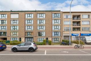 Lichtrijk tweeslaapkamerappartement met terras in Deurne
Locatie:
Aan de Bisschoppenhoflaan 427 in Deurne vindt u dit appartement met winkels, scholen en openbaar vervoer in de omgeving. De nabijheid van belangrijke invalswegen zorgt voor een vlotte bereikbaarheid. Ook dagelijkse voorzieningen zijn goed bereikbaar te voet of met de fiets.
Indeling:
Het appartement beschikt over circa 90 m² bewoonbare oppervlakte. De lichtrijke leefruimte biedt plaats voor een gezellige zithoek en eethoek. Daarnaast is er een geïnstalleerde keuken met koelkast, diepvries, elektrische kookplaat en dampkap.
Verder beschikt het appartement over twee slaapkamers en een badkamer met dubbele wastafel en een ligbad met douchemogelijkheid. Het terras biedt een aangename buitenruimte. Het gebouw is uitgerust met een lift.
Het appartement is momenteel verhuurd. De huurder zoekt een andere woonst; de beschikbaarheid is afhankelijk van de verdere afwikkeling van de huurovereenkomst.
Troeven:
Circa 94 m² bewoonbare oppervlakte
Terras
Lift aanwezig
EPC-label B
Condensatieketel vernieuwd in 2024
Garagebox bij aan te kopen aan 20.000 euro
Technisch:
EPC vermeldt een energiescore van 109 kWh/m² per jaar, label B. De elektrische installatie is niet conform. Asbestattest in opmaak.
Meer info of een gratis waardebepaling? Vul een aanvraag in op onze website of bel op het nr. 03/345.88.99.