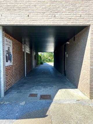 DUPLEX APPARTEMENT met 1 slaapkamer, ruim terras en staanplaats te huur te Zelem, Stationsstraat 116.<br /><br />Het appartement is gelegen op de eerste verdieping in een residentie met 3 wooneenheden.<br /><br />Indeling van het appartement :<br />- inkomhal<br />- toilet<br />- berging<br />- eetkeuken<br />- terras<br />- woonkamer<br />- overloop <br />- slaapkamer<br />- badkamer met douche en toilet<br /><br />Modern appartement voorzien van alle comfort.<br />EPC : 92, label A<br /><br />Achter het gebouw is er een staanplaats.<br /><br />Huurprijs appartement + staanplaats : 850 € per maand.<br />Geen gemeenschappelijke kosten.<br /><br />Info en bezoek : 013/311.233<br /><br /><br />Alle gegevens zijn louter informatief, onder elk voorbehoud, en voor zover het pand intussen niet verhuurd of verkocht is.<br />Dit pand wordt door ons geplaatst op volgende websites :<br />-www.alvast.be<br />-www.immoscoop.be<br />-www.zimmo.be<br />-www.spotto.be<br />Indien U het pand op andere websites zou aantreffen is dit niet door ons geplaatst en is de info mogelijk niet up-to-date.