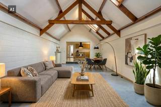 Deze opbrengsteigendom is uitstekend gelegen in de stadskern van Izegem en omvat een handelspand met achterliggende woonst van ca. 228 m² , een duplexappartement en een ruime garage. Dankzij de centrale ligging bevinden diverse handelszaken, de Heilig-Hartkerk en de Sint-Jozefskliniek zich op wandelafstand.<br /><br />Op het gelijkvloers beschikt de woonst over een ruime winkelruimte met open kasten, een vestiaire met aparte berging, een lichtrijke leefruimte met dakvensters en een aansluitende open keuken. Verder zijn er een hal, badkamer met douche, dubbel lavabomeubel en ligbad, een praktische berging/wasplaats en een apart toilet. Achteraan bevindt zich een ruime, polyvalente open ruimte met veel natuurlijke lichtinval. Via de trap in deze ruimte bereikt u de eerste verdieping, waar zich één à twee slaapkamers bevinden.<br /><br />Een bijkomende troef is de ruime, ingesloten stadskoer, die zorgt voor een aangename buitenruimte midden in de stad.<br /><br />De eigendom beschikt bovendien over een zeer ruime garage, geschikt voor het stallen van circa drie wagens. Deze is bereikbaar via de Onze-Lieve-Vrouwestraat en is uitgerust met een automatische sectionaalpoort. De garage wordt afzonderlijk aangeboden.<br /><br />Tot slot omvat de eigendom een duplexappartement. Op de eerste verdieping bevinden zich een inkomhal, gastentoilet, keuken uitgerust met fornuis, oven en spoelbak, een berging en een ruime woonkamer. Via de vaste trap bereikt u de tweede verdieping, waar een ruime slaapkamer, een badkamer met bad en wastafel en een extra berging aanwezig zijn.<br /><br />Een veelzijdige eigendom met een interessante combinatie van commerciële ruimte, woongelegenheid, een duplexappartement, ruime buitenruimte en een grote garage, gelegen op een uiterst centrale locatie in Izegem.<br /><br /><br /><br />Dit pand is onderworpen aan de renovatieverplichting van de Vlaamse overheid voor residentiële gebouwen (behoudens bij sloop binnen 5 jaar na de aankoop). Consulteer voor meer informatie de website van het Vlaams Energie- en Klimaatagentschap via https://www.vlaanderen.be/een-woning-kopen/renovatieverplichting-voor-residentiele-gebouwen<br /><br />Bestuursmaatregelen in het maatregelenregister: nee<br /><br />Deze AI-visualisaties zijn bedoeld als inspiratie. Er werd geen rekening gehouden met technische specificaties, stedenbouwkundige voorschriften of de concrete mogelijkheden tot realisatie.