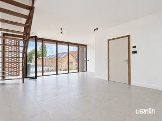 <p>-- 6% BTW mogelijk --</p>
<p>Droomt u van een nieuwbouwappartement op een toplocatie? <br /><br />Dit stijlvolle en energiezuinige appartement ligt op een steenworp van de Grote Markt, winkels, horeca en openbaar vervoer, en combineert comfort met stedelijk gemak. <br /><br />De kleinschalige residentie telt slechts 5 appartementen, wat rust en exclusiviteit garandeert. <br /><br />Moderne architectuur, kwaliteitsmaterialen en een doordachte indeling zorgen voor een luxueus gevoel vanaf het moment dat u binnenstapt.</p>
<p>De ruime, lichte leefruimte met open keuken leidt naar een zuidgericht terras van 12 m². <br /><br />Verder beschikt het appartement over drie slaapkamers, twee badkamers en een apart toilet. <br /><br />Bovendien is het energiezuinig gebouwd volgens de nieuwste normen, met onder meer driedubbel glas, zonnepanelen, vloerverwarming en een lucht-water warmtepomp.</p>
<p>De koper kan nog de finale afwerking volledig naar eigen smaak doen. <br /><br />Optioneel kunt u achteraan de residentie een autostaanplaats aankopen (€17.500) — een handige troef op deze centrale locatie. <br /><br />Interesse? Plan uw bezoek via info@immolierman.be of 053 89 99 66.</p>
