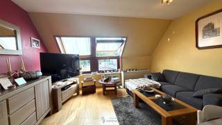 Dit goed onderhouden appartement is momenteel verhuurd en vormt daardoor een interessante investeringsopportuniteit.<br /><br />De indeling omvat een inkomhal, een lichtrijke leefruimte met open ingerichte keuken voorzien van kasten en toestellen, een praktische berging, een badkamer met douche, lavabo en toilet en één slaapkamer.<br /><br />Daarnaast beschikt het gebouw over een gemeenschappelijke fietsenberging. De verwarming gebeurt individueel via accumulatiekachels.<br /><br />Een aantrekkelijk appartement voor investeerders die op zoek zijn naar een verhuurde eigendom met onmiddellijk rendement.