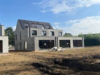 <p><span>Bientôt, vous habiterez dans l'une de ces nouvelles constructions jumelées de grande qualité, où luxe, confort et efficacité énergétique sont réunis ? </span></p><p><span>Ces quatre programmes jumelés offrent tout ce que vous recherchez : des finitions de qualité, des espaces de vie spacieux et lumineux et un magnifique jardin orienté sud-ouest. Ajoutez à cela un niveau E inférieur à 20, une technologie intelligente et une cuisine entièrement équipée et vous aurez trouvé la maison de vos rêves. </span></p><p><span> </span></p><p><span>DES FINITIONS DE QUALITÉ</span></p><p><span>Profitez d'une qualité intemporelle grâce aux parquets dans tous les espaces de vie et les chambres, et aux carrelages élégants dans la cuisine et les salles de bains.</span></p><p><span> </span></p><p><span>BEAUCOUP DE LUMIÈRE ET D'OUVERTURE</span></p><p><span>De grandes fenêtres apportent beaucoup de lumière et relient de manière transparente les espaces de vie spacieux aux jardins orientés sud-ouest.</span></p><p><span> </span></p><p><span>TECHNOLOGIE INTELLIGENTE DE NIKO HOME</span></p><p><span>Contrôlez l'éclairage et plus encore avec la domotique Nico Home pour un confort et une commodité optimaux.</span></p><p><span> </span></p><p><span>DE L'ESPACE POUR TOUS</span></p><p><span>Avec 4 à 5 chambres, 2 salles de bains et des espaces de vie généreux, cette maison offre plus qu'assez d'espace pour votre famille.</span></p><p><span> </span></p><p><span>ÉCONOME EN ÉNERGIE & À L'ÉPREUVE DU TEMPS</span></p><p><span>Un niveau E inférieur à 20 grâce à des panneaux solaires, une pompe à chaleur et une isolation de haute qualité. Prêt pour un avenir durable avec de faibles coûts énergétiques.</span></p><p><span> </span></p><p><span>CUISINE ENTIÈREMENT ÉQUIPÉE</span></p><p><span>Une cuisine de rêve avec des appareils de haute qualité de Miele et Novy, parfaite pour préparer de délicieux repas.</span></p><p><span> </span></p><p><span> </span></p><p><span> </span></p>