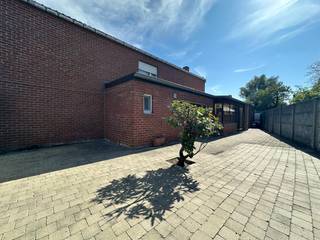 Op een rustige ligging vinden we deze te renoveren maar goed onderhouden woning. <br />Een woning met veel potentieel voor wie graag de handen uit de mouwen steekt, het open zicht vanuit de leefruimte is hier een leuke extra!<br />De woning heeft volgende indeling:<br />GELIJKVLOERS - lichtrijke leefruimte met gezellige houtkachel, uitgeruste keuken met plaats voor een eettafel, op het gelijkvloers vinden we nog de badkamer, de wasplaats en het apart toilet. Via de keuken bereiken we de veranda die uitgeeft op het terras. Verder heeft de woning een zeer ruime garage/opslagruimte met aangrenzende extra bergplaatsen, aan berging heeft u hier geen gebrek!<br />De BOVENVERDIEPING herbergt de nachthal en 3 grote slaapkamers.<br />De BUITENOMGEVING omvat de oprit naar de private staanplaats met doorgang naar de dubbele garage, aan de achterzijde vinden we het gezellige terras.<br />Technisch: gelijkvloers tegelvloeren, bovenverdieping laminaat (recent), alle ramen zijn voorzien van manuele rolluiken, centrale verwarming stookolie, regenwater.<br />Op zoek naar een betaalbare goed onderhouden woning met veel mogelijkheden? Aarzel niet en bel ons voor een bezoek.