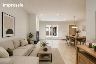 Langs de Kwekersstraat, in het centrum van Brugge, bevindt zich deze charmante te renoveren woning met twee ruime slaapkamers, rustig gelegen in het pittoreske Sint-Annakwartier. De woning werd deels gerenoveerd in 2017 en 2024 en beschikt over een gunstig EPC C. <br /><br />Dankzij de uitstekende ligging, op korte afstand van het historische centrum, geniet u van een vlotte bereikbaarheid van winkels, restaurants en het rijke culturele aanbod. Deze woning combineert karakter, renovatiepotentieel en een toplocatie. <br /><br />Indeling<br /><br />Gelijkvloers:<br />- Inkomhal<br />- Woonkamer<br />- Veranda met toegang tot de zuidgerichte stadskoer (10 m²) met bijhorend tuinhuis <br />- Keuken <br />- Badkamer<br />- Toilet<br /><br />Eerste verdieping:<br />- Nachthal<br />- Slaapkamer 1<br />- Slaapkamer 2<br /><br />Tweede verdieping:<br />- Zolderverdieping<br /><br />Deze AI-visualisaties zijn bedoeld als inspiratie. Er werd geen rekening gehouden met technische specificaties, stedenbouwkundige voorschriften of de concrete mogelijkheden tot realisatie.