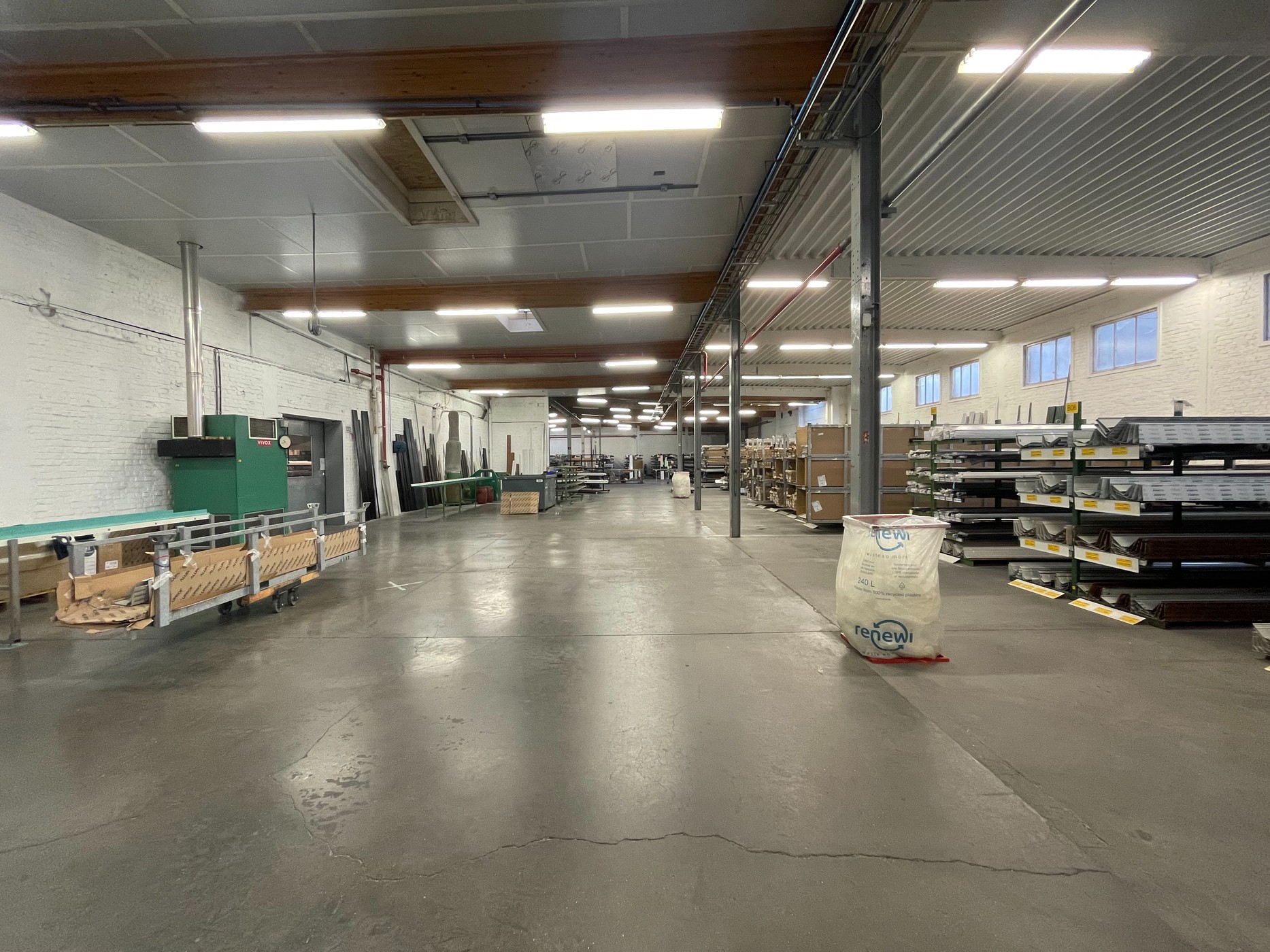 Magazijnruimte +/- 6.700m² met 820m² kantoren in Deerlijk - photo 4