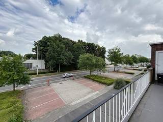 Appartement op topligging te koop. Het geniet van een vlotte verbinding met het station van Brugge, E40, E403 en verder is het op fietsafstand van Brugge Centrum.Indeling (tapijt ligt los op de tegels)- Inkomhal met afzonderlijk toilet en vestiaire- Woonkamer - Keuken voorzien van dubbele spoelbak, elektrische kookplaat, dampkap en voldoende kastruimte - Badkamer voorzien van douche en lavabo- Slaapkamer 1- Slaapkamer 2- Berging Verder geniet het appartement van een terras en een garage. Dit pand is onderworpen aan de renovatieverplichting van de Vlaamse overheid voor residentiële gebouwen (behoudens bij sloop binnen 5 jaar na de aankoop). Consulteer voor meer informatie de website van het Vlaams Energie- en Klimaatagentschap via https://www.vlaanderen.be/een-woning-kopen/renovatieverplichting-voor-residentiele-gebouwen