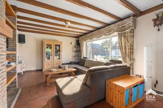 [[ DIT PAND NEEMT DEEL AAN DE ERA OPEN HUIZEN DAG OP 19/9 VAN 11:00 TOT 12:00 ]]<br /> 
<p>Deze gelijkvloerse woning ligt in een rustige, groene omgeving nabij Kaulille. Wandelaars en natuurliefhebbers kunnen hier volop genieten van de vele wandelroutes in de buurt. Ook scholen, openbaar vervoer, winkels en horecazaken zijn vlot bereikbaar. Bovendien ligt de woning op korte afstand van de Nederlandse grens.<br /> </p>

<p>De woning dateert uit 1975 en beschikt over 3 slaapkamers, een ruime en lichtrijke woonkamer en een ruime keuken die aansluit op de wasplaats/berging. Daarnaast is er een kelder die extra bergruimte biedt. Dankzij de gelijkvloerse indeling is de woning praktisch en toegankelijk, en met het perceel van 909 m² zijn er heel wat mogelijkheden om er helemaal je eigen thuis van te maken.<br /><br />Buiten geniet je van een grote, volledig omheinde tuin met een sfeervolle vijver. De woning beschikt verder over een garage, carport en een elektrische toegangspoort. Het ruime perceel biedt voldoende plaats en mogelijkheden voor wie graag geniet van een groene buitenomgeving.</p>

<p><br /><strong>Enkele troeven:</strong></p>

<ul><li>Gelijkvloers wonen: Alles bevindt zich op één niveau, wat zorgt voor een praktische indeling.</li><li>Ruim perceel: De woning staat op een mooi perceel van 909 m².</li><li>Veel lichtinval: De ruime woonkamer geniet van veel natuurlijk licht.</li><li>Rustige ligging: Gelegen in een groene omgeving met wandelroutes vlakbij.</li></ul>
<br />Aarzel niet om een bezoek te plannen en ontdek zelf de troeven van deze woning met haar unieke ligging en uitzicht via impact@era.be of bel 089 46 48 63. Khaz helpt je graag verder met een bezichtiging!<br />