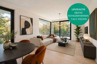 <h4><strong>Instapklaar appartement met twee slaapkamers en tijdelijke lenteactie: gratis schilderwerken!</strong></h4>
<h5>Tijdelijke lenteactie: profiteer van gratis schilderwerken ter waarde van €10.000 bij aankoop van een appartement in Groenzicht! </h5>
<p>In het groene woonproject Groenzicht geniet u van een modern appartement met een bewoonbare oppervlakte van 92,5 m², ontworpen met oog voor comfort, licht en leefkwaliteit. Dankzij de doordachte indeling en twee volwaardige slaapkamers is dit appartement perfect voor koppels, jonge gezinnen of wie graag extra ruimte heeft.<br />De aangename leefruimte vormt het hart van de woning en sluit naadloos aan op de open keuken met keukeneiland. Hier werden duurzame materialen en kwalitatieve toestellen gecombineerd met een stijlvolle parketvloer, wat zorgt voor een tijdloze en warme uitstraling.<br /><br />Ook de badkamer biedt alle comfort, met een ruime douche en een dubbele lavabo die het dagelijkse gebruik extra praktisch maakt.<br />Een van de grootste troeven van Groenzicht is de prachtige parktuin die exclusief voor de bewoners werd aangelegd. De groene omgeving creëert een uniek gevoel van rust en privacy, terwijl u toch dicht bij alle voorzieningen woont.<br /><br />Met winkels, bakkerijen, slagerijen en andere dagelijkse voorzieningen op korte afstand geniet u bovendien van een uitstekende bereikbaarheid en een bijzonder comfortabele woonomgeving.<br /><br /><strong>Waarom kiezen voor dit appartement?</strong></p>
<ul>
<li>92,5 m² bewoonbare oppervlakte</li>
<li>Twee ruime slaapkamers</li>
<li>Badkamer met douche en dubbele lavabo</li>
<li>Open keuken met centraal keukeneiland</li>
<li>Kwalitatieve afwerking met parketvloer</li>
<li>Gelegen in een prachtig onderhouden parktuin</li>
<li>Rustige en groene woonomgeving</li>
<li>Vlotte bereikbaarheid en nabij winkels en voorzieningen </li>
</ul>
<p><br /><strong>Nog niet meteen gevonden wat je zocht? </strong><br />In Groenzicht zijn er nog enkele laatste appartementen te koop. Contacteer ons voor meer informatie en plan je bezoek aan het project via www.groenzicht-rumbeke.be<br /><br /><strong>Bezoek het appartement</strong><br />Kom langs op onze opendeurdag op zondag 28 juni tussen 10u en 14u en ontdek het resterende aanbod appartementen. Schrijf je in via www.groenzicht-rumbeke/opendeur </p>