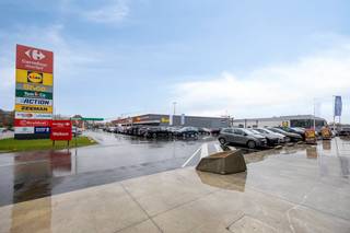 Dit ruime handelspand van ca. 210 m² is gelegen op een uiterst commerciële toplocatie in Shopping Diepenbeek, aan de Wijkstraat 33. Dankzij de...