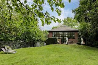Deze prachtige villa, gelegen in het prestigieuze Sterrebos biedt een mix van hedendaags design en comfortabel wonen. Dit uniek pand ligt op...