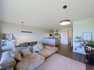Dit moderne appartement maakt deel uit van een hoogwaardig woonproject naar het ontwerp van architectenbureau Bontinck. Gelegen in de tweede bouwlijn aan de rand van de stad, woont u hier op een zeer fijne, groene plek met een uitstekende mobiliteit: u heeft een ultrasnelle verbinding naar alle belangrijke invalswegen rond Gent.<br /><br />Binnenin valt het appartement op door zijn ruime opzet en de hoeveelheid natuurlijk licht, dankzij de brede raampartijen in de leefruimte. De fijne open keuken vormt het hart van de leefruimte en is uitgerust met kwalitatieve materialen. Blikvanger van het appartement is het volwaardige leefterras, waar u geniet van een prachtig en ontspannend uitzicht op het water van de Schelde en het groen dat zich erachter bevindt.<br /><br />Indeling van het appartement:<br />Inkomhal - leefruimte - open keuken - terras - slaapkamer 1 - slaapkamer 2 - badkamer - berging - wasberging - autostaanplaats (Inclusief gemeenschappelijke fietsenstalling met oplaadcontacten).<br /><br />Praktische info:<br />- Gemeenschappelijke kosten: € 80,00 per maand (provisie).<br />- Autostaanplaats: Bij te huren voor € 80,00 per maand.<br />- Beschikbaar vanaf 01/11/2026!