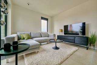<span><strong>Nieuwbouwappartement met 1 slaapkamer en ruim terras</strong></span><br /><br />Ontdek dit prachtige appartement in het Agnetenpark dat zich bevindt in een moderne en comfortabele woonomgeving waar kwaliteit, ruimte en licht centraal staan. Bovendien geniet je hier van energiezuinig wooncomfort dankzij onder andere de zonnepanelen en het BEN-label (Bijna Energie Neutraal). Het appartement is gelegen op de tweede verdieping en combineert een doordachte indeling met een aangenaam wooncomfort.<br /><br />Verder geniet je in de open leefruimte van veel natuurlijk licht en sluit naadloos aan op de keuken, wat zorgt voor een ruimtelijk en uitnodigend gevoel. Dankzij de kwalitatieve afwerking en de praktische indeling is dit appartement ideaal voor wie op zoek is naar een stijlvolle en functionele woonst.<br /><br />Via de leefruimte heb je toegang tot het gezellige terras van 7,5 m², een fijne plek om te ontspannen en te genieten van de buitenlucht. Daarnaast beschikt het appartement over een aparte berging die extra opbergruimte biedt en bijdraagt aan het dagelijks comfort. Tevens is er ook een ondergrondse parking aanwezig. <br /><br />Het appartement heeft volgende <span>kenmerken</span>:<br />- Tweede verdieping<br />- Bewoonbare oppervlakte: 73 m²<br />- 1 slaapkamer<br />- Terras van 7,5 m²<br />- Kwalitatieve afwerking<br />- Lichtrijke leefruimte<br />- Open keuken<br />- Apart gastentoilet<br />- Zonnepanelen aanwezig<br />- Inclusief standplaats + berging in afgesloten parkeerkelder<br />- BEN-label (Bijna Energie Neutraal)<br /><br />Huurprijs 900 + 85 euro gemeenschappelijke kosten<br /><br /><span>Voor </span><strong>meer informatie of een bezoek ter plaatse</strong><span>, klik je op onze website </span><strong>www.jansenrealestate.be</strong><span> bij het pand op de </span><strong>knop 'bezoek aanvragen'.</strong><br /><br /><span>Wij ontzorgen je ook voor de verkoop van je huidige woning! Voor meer uitleg helpen we je graag verder!</span>