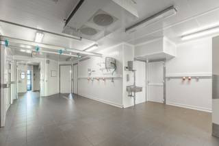Op zoek naar veel oppervlakte, visibiliteit én een mooie buitenruimte? Dit veelzijdige woon- en handelshuis (voormalige beenhouwerij) op 500 m² biedt de ideale mix tussen wonen en werken, of leent zich perfect als investering. Zowel het woon- als handelsgedeelte hebben een eigen ingang en aparte meters!<br /><br />Troeven:<br />- Handelsgedeelte: Winkelruimte met achterliggend atelier, koelcellen en personeelsruimte. Ideaal voor winkel, vrij beroep of kantoor.<br />- Privégedeelte: Ruime duplex met grote leefruimte, 4 slaapkamers, 2 badkamers en extra berging.<br />- Tuin &amp; bereikbaarheid: Aangename, zuidgerichte tuin met handige uitweg achteraan en 2 garageboxen. Vlotte verbinding met invalswegen.<br /><br />Ontdek de vele mogelijkheden en plan snel jouw bezoek in!<br /><br />EPC APPARTEMENT: 204 kWh/(m²/jaar) - LABEL C<br />EPC BESTEMMING HORECA: LABEL B<br />EPC BESTEMMING HANDEL: LABEL C<br />Bestuursmaatregelen in het maatregelenregister: nee