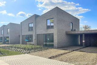 Ontdek deze hedendaagse nieuwbouwwoningen gelegen in de Burgemeester Steyaertstraat.Troeven:- Kwalitatieve afwerking met een uitzonderlijk laag...