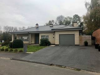 Gerenoveerde villa/bungalow in Mespelare (tussen Aalst en Dendermonde)Deze open bebouwing biedt 234 m² bewoonbare oppervlakte op een perceel van 744...