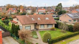 Zeer ruime te renoveren woning, gelegen op een mooi perceel van ca. 1838 m² met westoriëntatie. De woning biedt een bewoonbare oppervlakte van ca. 236m² en combineert ruimte en potentieel voor verdere modernisatie.<br />Bij binnenkomst verwelkomt de ruime entreehal je in de lichte leefruimte, dankzij de ramen rondom, met gezellige kachel en parketvloer. Aansluitend bevindt zich de keuken die echt het hart vormt van deze woning, gezellig en voorzien van een oven, inductiekookplaat, vaatwasser en koelkast en zithoek. Aansluitend aan de keuken is er de bijkeuken. Achteraan de woning een lichte veranda met toegang naar de wasplaats. <br />Verder beschikt deze woning op de gelijkvloerse verdieping over drie slaapkamers op parket (waarvan 2 kamers beschikken over ingemaakte kasten) en een badkamer met douche en wastafel, evenals een apart toilet.<br /><br />Op de verdieping zijn verschillende ruimtes/slaapkamers aanwezig alsook een badkamer met douche, wastafel en toilet. <br /><br />Buiten is het aangenaam vertoeven in de ruime privatieve tuin. Voeg hier nog de dubbele carport alsook garage, perfect voor hobbyisten of extra opslag aan toe en het is de perfecte woning voor een gezin of voor mensen die een ruime woning wensen. <br /><br />Buitengewone kenmerken: <br />* centraal gelegen nabij het centrum van Beerse en nabij autosnelweg Eindhoven-Antwerpen<br />* kruipkelder aanwezig<br />* momenteel verwarming via elektrische accumulatie<br /><br />Deze woning vormt de ideale basis voor wie comfortabel en rustig wil wonen, met alle faciliteiten van Beerse in de nabijheid.