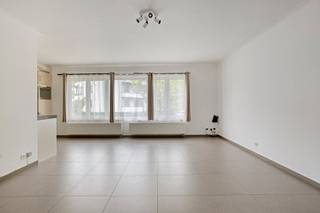 Bij het betreden van het appartement komt u terecht in een inkomhal die toegang biedt tot alle ruimtes. De lichtrijke leefruimte beschikt over een nette, open keuken. Daarnaast is er een handige berging, een gastentoilet en een verzorgde badkamer aanwezig. Het appartement telt 2 slaapkamers. De kleinste slaapkamer biedt directe toegang tot het gezellige, zuidgericht terrasje waar u heerlijk van de zon kunt genieten.<br /><br />Dit vastgoed bevindt zich in een kleinschalig gebouw, wat het grote voordeel heeft dat er geen maandelijkse gemeenschappelijke kosten zijn. Bovendien beschikt het over een uitstekend EPC-label B en is de elektriciteit conform. Alle meters zijn individueel en de aanwezige rolluiken zorgen voor extra comfort en privacy. <br /><br />De ligging in Merksem is top: op wandelafstand vindt u winkels, scholen en openbaar vervoer. Ook de groene parken Distelhoek en Runcvoortpark liggen vlakbij. Een ideale kans voor wie een slimme investering wil doen of zelf comfortabel wil wonen.<br /><br />Bijzonderheden:<br />- Energiezuinig en conforme elektriciteit<br />- Kleinschalig gebouw zonder maandelijkse syndicuskosten en met aparte meters<br />- 2 kelderbergingen inbegrepen<br /><br />Bent u geïnteresseerd om dit vastgoed te kopen in Merksem? Aarzel dan niet om ons te contacteren. Het Dewaele vastgoedkantoor van Merksem te Lambrechtshoekenlaan 183 staat graag tot uw dienst. Had u graag een gratis schatting van uw eigendom via ons immokantoor? Bel ons voor een vrijblijvend gesprek of mail naar maxime.weyler@dewaele.com.<br /><br />Bestuursmaatregelen in het maatregelenregister: nee