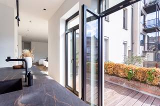 <p><strong>Totaalrenovatie 2 slaapkamers en toffe buitenruimte<br /><br /></strong>Welkom in de Anselmostraat, waar wonen synoniem staat voor comfort én charme!<br /><br />De ligging? Beter kan haast niet. Op wandelafstand van het bruisende centrum, het Stadspark en de Harmonie, combineert dit adres de energie van de stad met de luxe van groen om de hoek.<br /><br />Achter de stijlvolle gevel van deze totaalrenovatie leidt een prachtige inkomhal je naar de eerste verdieping, waar dit instapklare appartement je meteen zal verleiden.<br /><br />De ruime inkom met vestiaire maakt plaats voor een lichtrijke leefruimte met hoge plafonds, grote raampartijen en een warme visgraatparket die doorheen het hele appartement terugkomt. Aanpalend ligt de keuken, het absolute hart van dit thuis, met een stijlvol kook- en eeteiland en kwalitatieve toestellen. Dé plek om uitgebreid te koken, te aperitieven of gasten te ontvangen. Vanuit zowel de keuken als de leefruimte stap je zo op het zuidgerichte terras: een heerlijke plek om te genieten van zon en rust.<br /><br />Praktisch mag het ook zijn: een ruime berging met aansluitingen voor wasmachine en droogkast ligt handig naast de keuken.<br /><br />Vooraan het appartement bevinden zich twee volwaardige slaapkamers die samen een stijlvolle badkamer delen, uitgerust met dubbele wastafel, inloopdouche en toilet.<br /><br />Dit appartement is volledig klaar voor zijn eerste bewoner. Ben jij dat?<br /><br />Contacteer LISTED voor een bezoek: +32 3 283 51 51.</p>