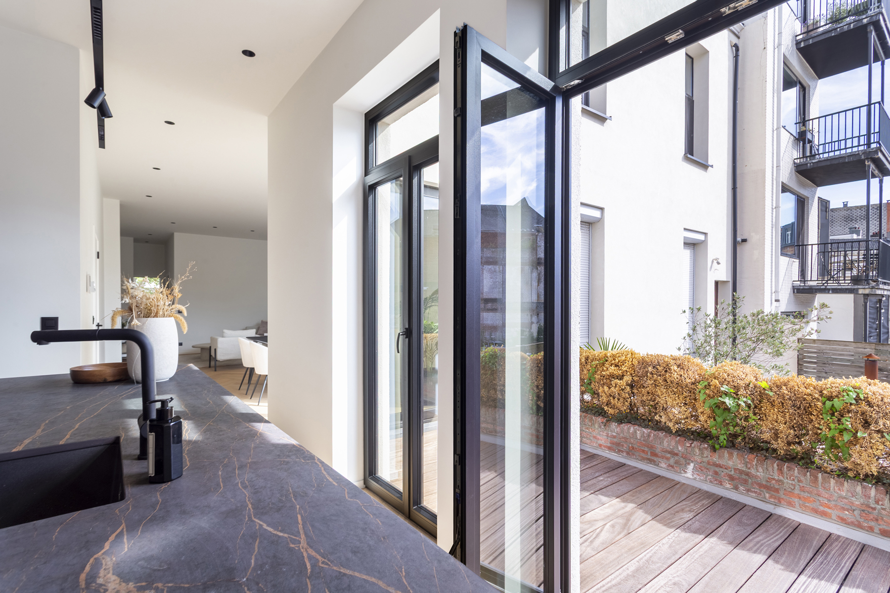 Totaalrenovatie 2 slaapkamers en toffe buitenruimte - foto 3