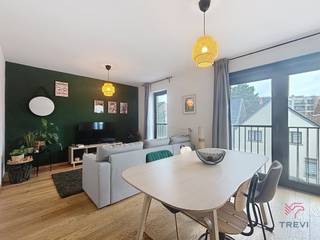 Prachtige duplex van ± 73 m² met een inkomhal met apart toilet, een woonkamer van ± 18 m², een ingerichte keuken (elektrische kookplaten,...