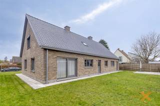 In een rustige, aangename wijk in Lievegem treffen we deze bijzonder ruime woning aan, perfect voor wie op zoek is naar een degelijk...