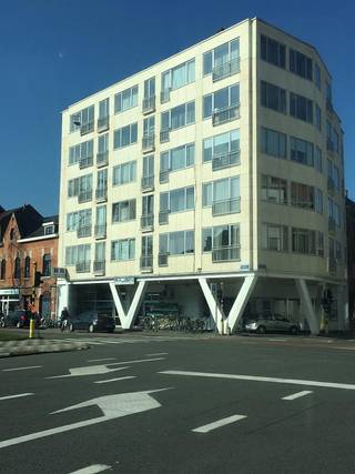 Appartement 1 chambre très bien situé au quatrième étage, avec une belle vue dégagée sur le site Philips et la verdure. L'appartement comprend un...