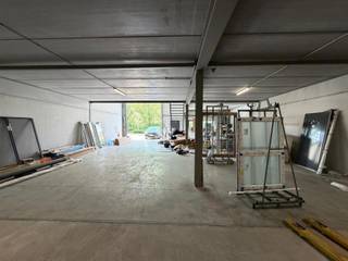 Strategisch gelegen langs de drukke Leuvensesteenweg in Zaventem, bieden wij deze functionele KMO-unit te huur aan met een totale oppervlakte van...