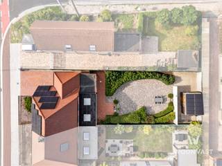 <p>Op zoek naar een woning waar niets meer aan te doen is? Deze prachtige halfopen bebouwing op de grens van Waasmunster &amp; Lokeren is tot in de puntjes gerenoveerd en heeft tal van troeven!</p><p>Je komt de woning binnen via een inkomhal met apart toilet, en betreedt daarna een grote leefruimte uitgerust met een sfeervolle pelletkachel. Door de grote raampartijen is de leefruimte overgoten door natuurlijk licht. De prachtige, open keuken is afgewerkt met kwalitatieve materialen en toestellen van Miele, Novy &amp; Venduro, een pareltje om in te koken.</p><p>Op het eerste verdiep vind je een ruime, kwalitatieve badkamer met inloopdouche, ventilatie en dubbele lavabo met verwarmde spiegels. Het verdiep is verder nog aangevuld met een apart toilet en berging. De grote slaapkamer beschikt over inbouwkasten, en een 2e ruime kamer geeft toegang tot de zolder. Mits het plaatsen van een vaste trap kan je hier nog 1 à 2 extra kamers realiseren, goed voor 3 à 4 slaapkamers in totaal.</p><p>✅ Volledig gerenoveerd en instapklaar</p><p>✅ Lichtrijke leefruimte met gezellige pelletkachel</p><p>✅ Kwalitatieve open keuken</p><p>✅ Ruime badkamer met inloopdouche &amp; dubbele lavabo</p><p>✅ 3 à 4 slaapkamers mogelijk</p><p>✅ Ruime, aparte garage</p><p>✅ Zeer laag KI, zonnepanelen met certificaten!!</p><p>✅ EPC C, mits kleine ingreep EPC A mogelijk</p><p>✅ Conforme elektriciteit, asbestveilig</p><p>Een woning zoals je ze zelden vindt, wacht niet te lang met een bezoek!</p><p>📩 gilles@woonvast.be — 📞 0491 94 95 38 — 🌐 www.woonvast.be</p>