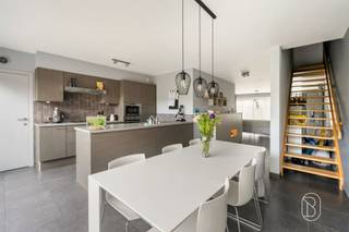 Energiezuinig en modern wonen op een topligging in Waregem!Op een absolute topligging in Waregem vinden we deze recente, perfect onderhouden en bijzonder energiezuinige woning. Een thuis waar werkelijk alles klopt: modern comfort, een aangename indeling, een gezellige buitenruimte én een uitstekende energieprestatie.Bij het binnenkomen voel je meteen dat deze woning met zorg werd onderhouden. De lichtrijke leefruimte sluit naadloos aan op de open keuken, die rechtstreeks uitgeeft op het terras. De ideale plek om gezellig te koken, tafelen en volop van het buitenleven te genieten.Boven beschikt de woning over 3 slaapkamers en een recent vernieuwde, luxueus afgewerkte badkamer.Ook buiten is het genieten. De gezellige stadstuin met veel privacy vormt een heerlijke verlenging van de leefruimte. Ook praktisch scoort deze woning bijzonder sterk dankzij de oprit en garage + extra tuinberging.Energetisch: 11 zonnepanelen, een thuisbatterij en een regenwaterput, helemaal klaar voor de toekomst.Een woning voor wie op zoek is naar comfort, energiezuinigheid en privacy, gecombineerd met een uitstekende ligging in Waregem.
