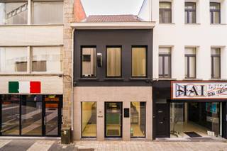 In dit gezellig straatje dat de Bruul en de Ijzerenleen verbindt, op wandelafstand van de Grote Markt, vind je dit veelzijdige handelspand met...