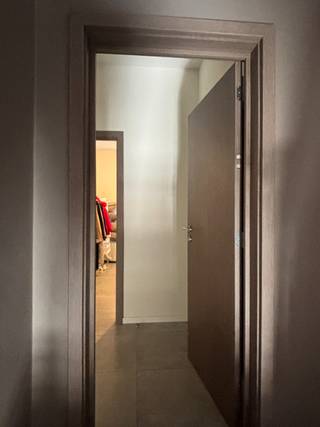 Het appartement is gelegen op de eerste verdieping in een gebouw met 5 appartementen. De keuken is voorzien van alle toestellen. Volledig appartement is op tegel. In de badkamer is een douche, lavabo en toilet. Naast de 2 slaapkamers is er nog een aparte berging. In de kelder zijn er twee bergingen inbegrepen.<br /><br />Troeven zijn een conform elektriciteitsattest, EPC B, een asbestveilig appartement.<br /><br />Een ondergronds garage is verplicht mee aan te kopen aan de prijs van € 22.500.<br /><br />Appartement is momenteel verhuurd zodat het ook als investering kan gekocht worden.