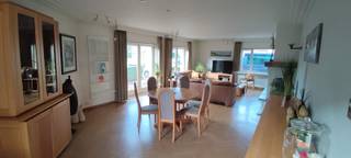 <strong>Menen - Woning met 5 slaapkamers en 2 badkamers te koop.</strong><br /><br /><strong>Indeling:</strong><br /><u>Gelijkvloers:</u> inkom, living in parket, ruime keuken met ontbijthoek, 2 slaapkamers, berging, apart toilet, 1ste badkamer en garage<br /><u>1ste verdieping:</u> 3 ruime slaapkamers en 2de badkamer<br />Zolder<br /><br /><strong>Troeven: </strong>
<ul><li>Volledig onderkelderd</li><li>Living in parket en cassette op hout</li><li>Tuin met zicht op Leieboorden en groene zone</li><li>Rustige doorlopende straat</li><li>Zeer veel ruimte</li><li>2 regenputten 6000L</li><li>2 badkamers</li><li>Alarm</li></ul>
renovatieplicht