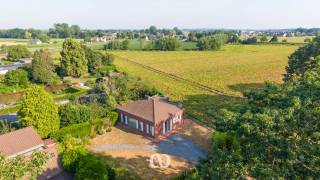 Ben jij op zoek naar een gezellige renovatiewoning met een prachtig uitzicht over het omliggende agrarisch gebied? Gevonden!<br /><br />De vlot bereikbare ligging vlakbij de N60, het weidse uitzicht, de onderhoudsvriendelijke tuin en de mogelijkheid om deze woning volledig naar eigen smaak in te richten zijn maar enkele van de vele troeven die we hier terugvinden!<br /><br />INDELING:<br /><br />GLV:<br />Je komt de woning binnen via de inkomhal. Van hieruit heb je toegang tot de ruime leefruimte die overloopt in de open keuken. Verder beschikt de woning over een badkamer, een veranda met extra bergruimte en een ruime slaapkamer.<br /><br />De woning biedt dankzij de praktische indeling en de rustige ligging heel wat mogelijkheden voor wie op zoek is naar een woning die nog verder afgewerkt kan worden volgens eigen wensen.<br /><br />Lijkt deze woning wel iets voor jou? Aarzel dan zeker niet en plan vandaag nog een bezoek in!