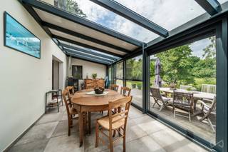 <p>WE INVEST SUD-LUXEMBOURG stelt u deze karaktervolle eigendom voor in Nobressart (Attert), met een professionele ruimte en een bouwgrond, gelegen op een perceel van in totaal 27 are.</p>
<p>Liefhebbers van authenticiteit en ruime woonvolumes zullen gecharmeerd zijn door deze prachtige halfopen bebouwing met haar karakter, technische voorzieningen en talrijke mogelijkheden.</p>
<p>Bij het betreden van de woning wordt meteen de toon gezet: een uitnodigende inkomhal benadrukt het unieke karakter van de woning dankzij zorgvuldig bewaarde authentieke elementen, waaronder een prachtige blauwe hardstenen spoelbak onder het raam.</p>
<p>Op het gelijkvloers bevindt zich een warme en gezellige leefruimte bestaande uit een salon, eetkamer en een recent vernieuwde open keuken (2023). Een houtkachel en pelletkachel zorgen voor een extra gezellige sfeer. Deze ruimte geeft uit op een aangename veranda met uitzicht op de tuin.</p>
<p>Een bijkomende troef van deze woning is de professionele ruimte met een aparte toegang, ideaal voor een vrij beroep, zelfstandige activiteit of ambachtelijke onderneming.</p>
<p>Op de eerste verdieping bevindt zich een mooie mezzanine met zicht op de leefruimte, ideaal als leeshoek. Verder vindt u er een master suite met douchekamer, drie comfortabele slaapkamers en een volledig uitgeruste badkamer.</p>
<p>De tweede verdieping biedt een extra slaapkamer en een praktische zolderruimte.</p>
<p>Buiten geniet u van een prachtige tuin die een echte oase van rust vormt, met onder andere een vijver, ontspanningsruimte en een authentieke waterput.</p>
<p>Dankzij belangrijke energetische verbeteringen behaalt deze karaktervolle woning een uitstekende EPC-score B (14 zonnepanelen en 2 zonnecollectoren).</p>
<p>Gelegen op een ruim perceel met bovendien een bouwgrond, biedt deze zeldzame eigendom een uitzonderlijke woonomgeving waar authenticiteit, modern comfort en ontwikkelingspotentieel samenkomen.</p>
<p>Wilt u deze unieke kans niet missen? Contacteer ons via +32 63 33 00 69 - sud.luxembourg@weinvest.be</p>