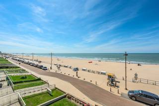 Schitterend vernieuwde studio met slaaphoek en frontaal zeezicht te koop in Middelkerke, Zeedijk 259. Deze instapklare studio ligt op de tweede verdieping van de recent gerenoveerde residentie Miami Beach, vlakbij het openbaar vervoer, winkels, horeca en het nieuwe casino. <br />Mogelijkheid tot aankopen van een garagebox in de nabije buurt.<br /><br />Indeling:<br />- inkomhal<br />- leefruimte <br />- geïnstalleerde keuken<br />- slaaphoek<br />- badkamer met toilet en douche<br />- extra opbergruimte op de gang<br /><br />Tevens is er een gemeenschappelijke fietsenberging.<br /><br />Troeven:<br />- toplocatie op de zeedijk van Middelkerke<br />- prachtig frontaal zeezicht!<br />- volledig instapklaar<br />- voldoende parkeergelegenheid in de buurt<br />- gemeenschappelijke fietsenberging<br />- dak werd reeds vernieuwd<br />- lift werd reeds vernieuwd<br />- inkomhal werd gerenoveerd<br />- toegang achteraan het gebouw, makkelijk laden en lossen<br />- Mogelijkheid tot aankopen van een garagebox in de nabije buurt.<br /><br />Bent u op zoek naar een studio met frontaal zicht op zee, te koop te Middelkerke? Aarzel niet en leg vandaag uw bezoek vast!<br /><br />Bestuursmaatregelen in het maatregelenregister: nee