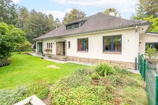 Century21ImmoNero presenteert op een ABSOLUTE TOPLIGGING in Jezus Eik, deze uitzonderlijke villa in een rustig doodlopend straatje, omgeven door groen. Laat u betoveren door het natuurlijke licht, de goed onderhouden aangelegde parktuin van ruim 20 are en het prachtige terras op het zuiden. Begane grond: mooie inkomhal met toilet en een ruime en gezellige woon- en eetkamer met open haard (42 m²), die direct uitkomt op het terras van 30 m². Een volledig uitgeruste keuken (18m²) met een zonnige eethoek. Hoofdslaapkamer met een geheel vernieuwde en-suite badkamer (24 m²), 3 slaapkamers (21 m², 12 m² en 12 m²) en een tweede moderne badkamer met ligbad (11 m²). Eerste verdieping: kantoor/slaapkamer van 17 m², badkamer met wasruimte, douche en wc, ruime slaapkamer/multifunctionele ruimte (26 m²) met balkon met uitzicht op het bos. Kelder: voorzien van een waterontharder en 20 m² opslagruimte. Nieuwe carport (met 10 zonnepanelen) voor 2 auto’s + 2 extra parkeerplaatsen + tuinhuisje. De tuin biedt volop ruimte om te ontspannen: zonnige terrassen, schaduwrijke plekken en een vijvertje. MEER INFO : www.leeuwerikendreef5.be