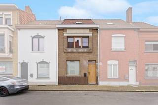 <p>Deze instapklare starterswoning is gelegen in een rustige, doodlopende straat op wandelafstand van het centrum van Kortrijk.</p><p>Bij het binnenkomen word je meteen verwelkomd in een aangename leefruimte die volledig werd opgefrist en voldoende plaats biedt voor zowel een gezellige zithoek als een eetplaats. Aansluitend vinden we de keuken die uitgeeft op de buitenruimte.</p><p></p><p>Op de eerste verdieping bevinden zich twee slaapkamers die je nog naar eigen smaak verder kan afwerken. De zolderverdieping biedt bovendien tal van mogelijkheden en kan perfect ingericht worden als derde slaapkamer, bureau of hobbyruimte.</p><p></p><p>Buiten vind je een charmant stadstuintje waar je in alle rust kan ontspannen. Hier woon je in een stille straat, terwijl het stadscentrum zich op wandelafstand bevindt – een ideale combinatie.</p><p>Extra troeven zijn het nieuw geïsoleerde dak, de volledig vernieuwde ramen en voordeur en de nieuwe badkamer.</p><p>Kortom, de ideale woning voor starters of jonge gezinnen die op zoek zijn naar een gezellige thuis op een centrale ligging in Kortrijk.</p><p></p><p>Vraag vandaag nog uw bezoek aan bij vastgoedmakelaar Saar via 0456/96 16 02 of saar@altro-vastgoed.be</p>