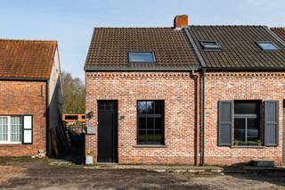 Deze charmante woning werd in 2022 volledig gerenoveerd en combineert modern comfort met een warme, huiselijke sfeer.Bovendien wordt de straat...