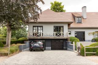 Te Lochristi, een gemeente in Oost-Vlaanderen, treffen we deze prachtige landelijke villa met graslanden aan op 32.558m².Een rustige, groene omgeving...