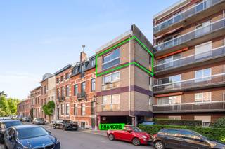 Ontdek dit aangenaam appartement met een bewoonbare oppervlakte van ca. 54 m² (EPC), gelegen op de derde verdieping van de kleinschalige residentie Les Érables (bouwjaar 1975) in Ukkel. Gelegen in een rustige en aangename omgeving, met een vlotte bereikbaarheid en nabijheid van winkels en openbaar vervoer.<br /><br />Het appartement omvat een inkomhal met ingebouwde kasten, een lichtrijke leefruimte, een aparte uitgeruste keuken, een badkamer voorzien van een inloopdouche, lavabo en toilet, en een volwaardige slaapkamer.<br /><br />Binnen de residentie is de service Cristal Residences aanwezig, die tal van faciliteiten biedt aan de bewoners, waaronder een 24/24 receptie en assistentie, dagelijkse activiteiten, een terras met groene tuin, schoonmaakdienst, een coördinatiedienst voor zorg en dienstverlening, en een restaurant.<br /><br />Dankzij deze uitgebreide dienstverlening is dit appartement bijzonder geschikt voor wie comfortabel en zorgeloos wil wonen, met de nodige ondersteuning binnen handbereik.<br /><br />Divers: EPC C, plat dak en ramen recent vernieuwd, syndicuskosten ca. €200/maand (verwarming en water inbegrepen), privatieve kelder (nr. 12), momenteel verhuurd tot november 2033 (€600 + €150/maand).<br /><br />Ideaal als zorgeloze investering! Contacteer Davy Vermander en plan snel uw bezoek.<br /><br />