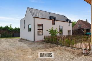 <p><span>KNAPPE NIEUWBOUWWONING MET 3 SLPKS</span></p><p><span> </span></p><p><span>Veerstraat 60B is de thuisbasis van deze knappe nieuwbouwwoning, dit pand bevindt zich achter de prachtige vakwerkwoning en wordt met de allernieuwste technieken afgewerkt.</span></p><p><span> </span></p><p><span>Op het gelijkvloers bevinden zich een inkomhal, een apart toilet, een berging, een keuken en een leefruimte.</span></p><p><span> </span></p><p><span>Op de eerste verdieping ontdekken we een nachthal, een badkamer, een apart toilet en drie slaapkamers.</span></p><p><span> </span></p><p><span>Bijkomend beschikt deze woning over een onderhoudsvriendelijke tuin met aangenaam terras en parkeergelegenheid.</span></p><p><span> </span></p><p><span>KORT SAMENGEVAT</span><span>:</span></p><p><span>Grondwaarde: € 100.000,00</span></p><p><span>12% registratie: € 112.000,00</span></p><p><span>Constructiewaarde: € 237.190,00</span></p><p><span>21% BTW: € 49.809,90</span></p><p><span>TOTAAL: € 399.000,00</span></p><p><span> </span></p><p><span>Opzoek naar een leuke woning in het landelijke Wellen? Maak snel je afspraak voor meer informatie 078 78 30 39 – <span>info@canius.be</span></span></p><p><span> </span></p><p><span>De vermelde oppervlaktes zijn slechts een indicatie. Canius Real Estate kan niet verantwoordelijk gesteld worden voor de juistheid van de door zijn verstrekte gegevens.</span></p><p><span> </span></p>