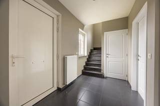 <p>Recente, instapklare woning (BJ 2009) op een zeer rustige ligging! We betreden de woning via de ruime inkomhal met gastentoilet en vestiaire, die toegang biedt tot de ruime en lichtrijke woonkamer met open keuken. De keuken is volledig uitgerust met een kookplaat, dampkap, oven, microgolfoven, vaatwasmachine, koelkast en dubbele spoelbak. Op de eerste verdieping bevinden zich twee volwaardige slaapkamers, een apart toilet en de badkamer, ingericht met een ligbad, douche en dubbele lavabo. Buiten geniet u van een aangenaam overdekt terras en een zonnige tuin met tuinhuis en extra overkapping. Verder beschikt de woning over een praktische inpandige garage. De woning is gelegen in een zeer rustige omgeving, maar geniet tegelijkertijd van een centrale ligging met winkels, scholen, openbaar vervoer en andere dagelijkse voorzieningen in de nabije omgeving. Extra troeven: gunstige EPC-score, zonnepanelen en een conforme elektrische keuring. Wenst u meer informatie of een bezoek ter plaatse? Contacteer ons via 03 568 03 03 of lauren@vastgoed03.be </p>