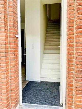 <p><span>Centraal gelegen, instapklare en energiezuinige woning met een doordachte indeling en alle hedendaags comfort. De woning omvat een inkomhal, een volledig ingerichte keuken voorzien van een inductiekookplaat, dampkap, oven, koelkast, diepvries en vaatwasser, een gezellige leefruimte, een afzonderlijk toilet en een praktische bureauruimte. Verder beschikt de woning over een ingerichte badkamer met inloopdouche en dubbele lavabo in meubel, twee slaapkamers, een wasplaats en een aangenaam terras waar u in alle rust kan genieten. EPC: 181 kWh/m²/jaar. Beschikbaar vanaf 01/10/2026. Interesse? Plan uw bezoek in via onze website!</span></p><p><span> </span></p>