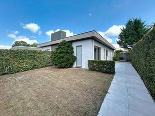 Interessant gelegen bungalow bestaande uit een inkomhal met afzonderlijk toilet en vestiaire, lichtrijke leefruimte met eet-en zithoek,...