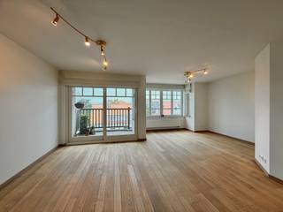 Dit verzorgd appartement biedt een prachtig open zicht over villa's het het Zegemeer en omvat een inkom met vestiaire, mooie ruime woonkamer met zongericht terras, volledig ingerichte keuken, bering/wasplaats, twee ruime slaapkamers met ingemaakte kasten en twee badkamers, tweede terras achteraan.<br /><br />In de kelderverdieping een ruime privatieve bergruimte en gemakkelijk bereikbare fietsenstalling.<br /><br />Het aandeel in de gemeenschappelijke kosten bedraagt voor de huurder 100€ per maand.