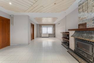 Deze te renoveren woning aan de rand van Deerlijk bestaat uit:- Gelijkvloers met: inkomhal, ruime leefruimte met houtkachel, ruimte voor een...
