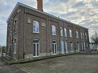 Gerenoveerde eengezinswoning gelegen in Rijkswachtkazerne te Riemst.Woning 3 heeft een woonoppervlakte van  178 m².Indeling:Gelijkvloers: inkom -...