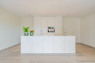 Groot (140m²) gelijkvloers appartement met praktijkruimte, 2 (mog. 3) slaapkamers en ruim terras/koerDit lichtrijke gelijkvloers appartement van 140...