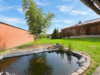 <p>Charmante woning met OMHEINDE TUIN, VRIJ UITZICHT en GARAGE, rustig gelegen nabij het stadscentrum en de prachtige natuur van het PAYS DES COLLINES. Deze verder af te werken gezinswoning beschikt over een LICHTRIJKE LEEFRUIMTE van meer dan 45 m² met OPEN KEUKEN en OVERDEKT TERRAS, een gezellig salon, hobbyruimte en badkamer. Op de verdieping bevinden zich 3 RUIME SLAAPKAMERS en een RECENT VERNIEUWDE BADKAMER. De mezzanine biedt extra mogelijkheden als bureau of speelruimte. Buiten geniet u van een volledig OMHEINDE TUIN met WEIDS UITZICHT. Dankzij de nabijgelegen FIETS- EN WANDELROUTES ontdekt u hier volop het groene, glooiende landschap. Met ELEKTRISCHE POORT, GARAGE en OPRIT combineert deze woning NATUUR, RUST en BEREIKBAARHEID.</p>
<br />Adres: Elzeelsesteenweg 514 te Ronse<br /><br />G-score en P-score A, Renovatieverplichting van toepassing; Bestuursmaatregelen in maatregelenregister: neen; Vrij bij akte.