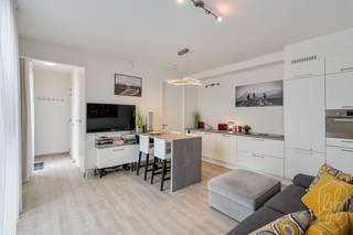 <strong>Modern wonen op een toplocatie in Hasselt, met alle comfort én een uitzonderlijke </strong><strong>buitenruimte.</strong><br /><br />Het appartement heeft een oppervlakte van 57,2 m² en beschikt over één aparte slaapkamer. Dankzij de eigen inkomdeur heeft u geen gemeenschappelijke inkomhal en komt u rechtstreeks binnen in uw eigen appartement.<br /><br />De leefruimte sluit aan op het ruime terras van 21,7 m². Een aangename buitenruimte waar u rustig kunt genieten, terwijl winkels, restaurants en het centrum van Hasselt zich op wandelafstand bevinden.<br /><br />Het appartement wordt verwarmd en gekoeld via geothermie. Hierdoor is er geen gebruik van aardgas of stookolie. Met een energielabel A is ook de energieprestatie een pluspunt. Helemaal klaar voor de toekomst dus.<br /><br />Een bijkomende troef is het exclusieve groene dakterras, een oase van rust in het centrum van Hasselt. Dit terras is toegankelijk met een lift en uitsluitend voor bewoners.<br /><br />In Quartier Bleu combineer je optimale rust met maximale bereikbaarheid in het hart van Hasselt.<br /><br /><strong>Troeven van dit appartement</strong><br />• Toplocatie in Quartier Bleu<br />• Instapklaar appartement uit 2020<br />• 57,2 m² Woonoppervlakte<br />• Aparte slaapkamer<br />• Ruim terras van 21,7 m²<br />• Rechtstreekse inkomdeur<br />• Geen gemeenschappelijke inkomhal<br />• Geothermische verwarming en koeling<br />• Energielabel A<br />• Ruim, privé dakterras (zie laatste foto’s)<br />• Winkels, horeca en centrum van Hasselt op wandelafstand<br />• Mogelijkheid private parking onder het appartement apart aan te kopen (€ 32.000)<br /><br />Een uniek stadsappartement voor wie centraal, energiezuinig en comfortabel wil wonen met een terras dat net dat beetje extra biedt.<br /><br />Benieuwd naar dit appartement? Aarzel niet en contacteer de eigenaar Tom op 0476 20 62 02 of mail naar tom.ector@telenet.be<br /><br /><strong><em>Bij Goedhuyzen geen klassieke makelaars, wij zijn vastgoedadviseurs. We combineren digitale snelheid en vaste prijzen met echte menselijke expertise. Wij adviseren de eigenaar om zijn woning zelf te verkopen en zetten de immo zo wat op zijn kop. Goed hè.</em></strong><br />